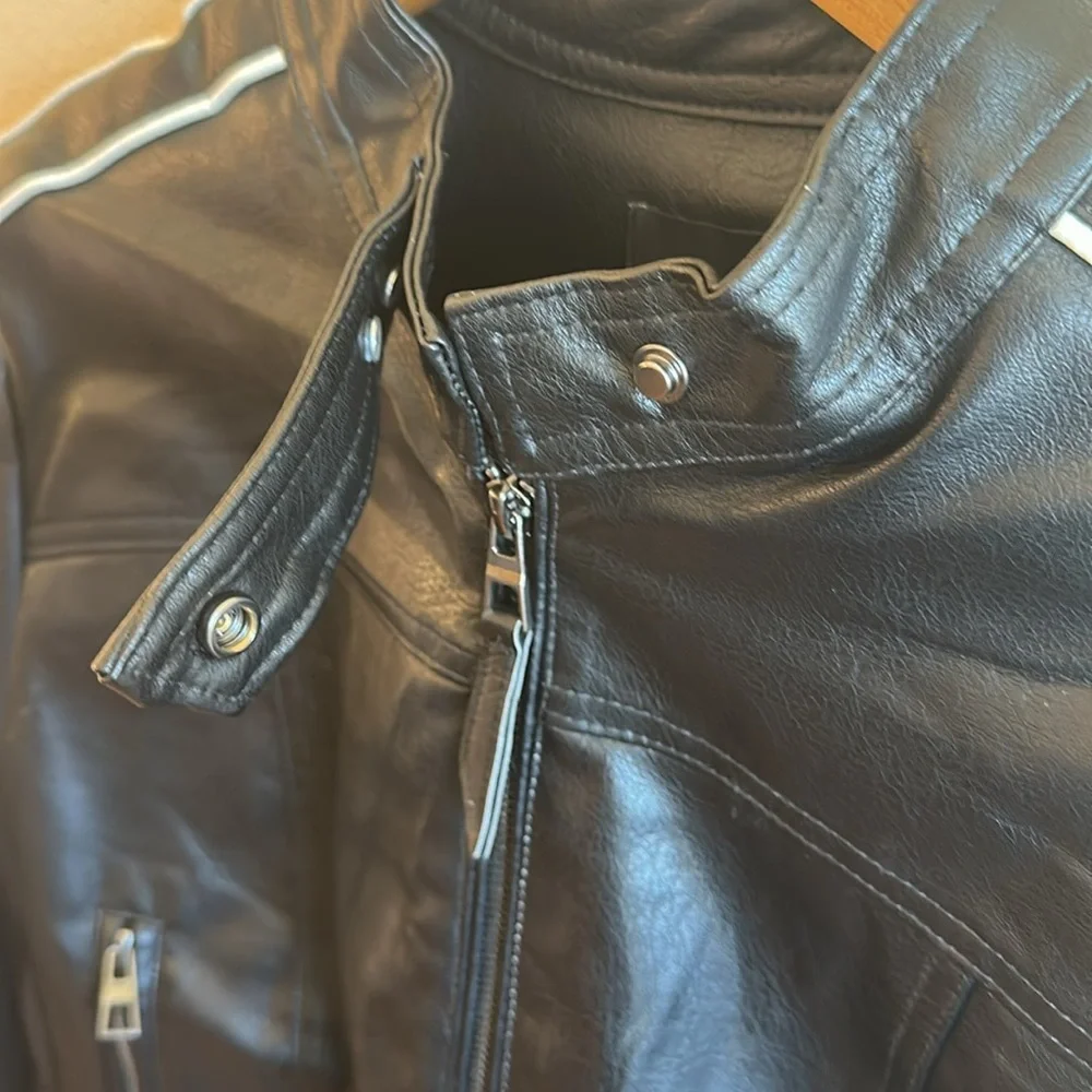 Love Tree Faux Leather Jacket Size Large Black/White Contrast Stripe Cropped - Picture 5 of 15